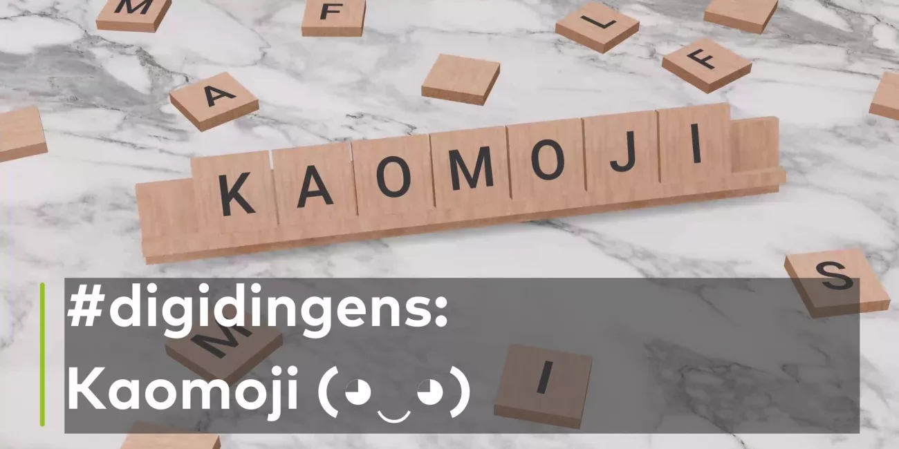 Ein Scrabble Spiel, mit welchem das Wort Kaomoji buchstabiert wird. In der Bildunterschrift steht: #digidingens: Kaomoji (◕‿◕)